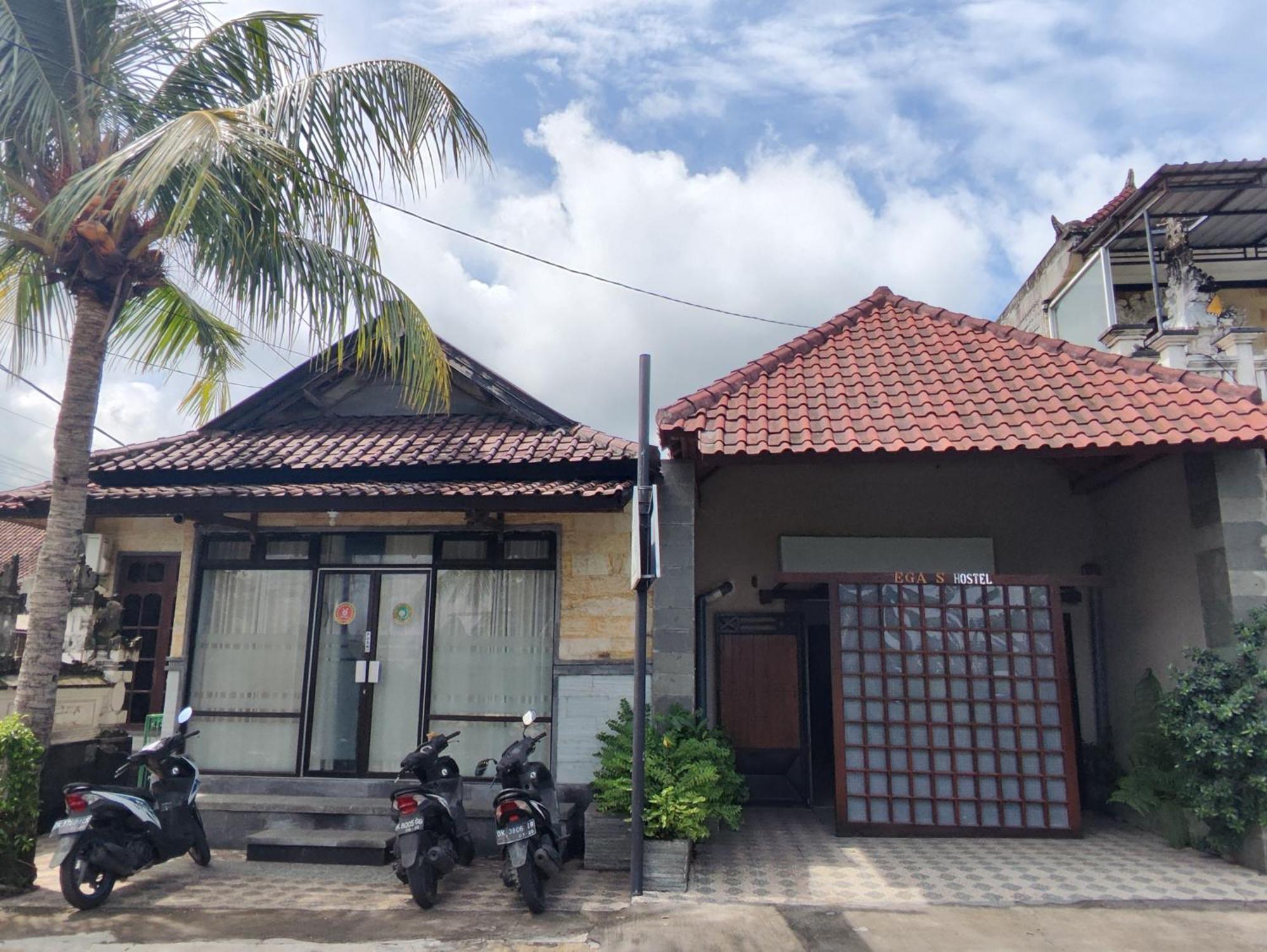Ega S Hostel Batununggul Exterior photo